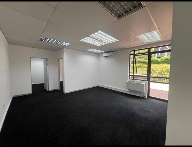 90M² OFFICE TO LET IN HYDE PARK